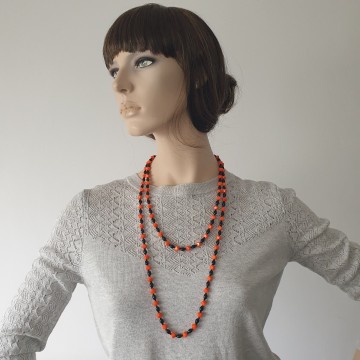 Extremely long necklace with bright orange and black glass beads - Bliinkt