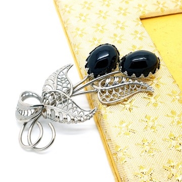 West Germany zilverkleurige filigrain broche met zwarte cabochons
