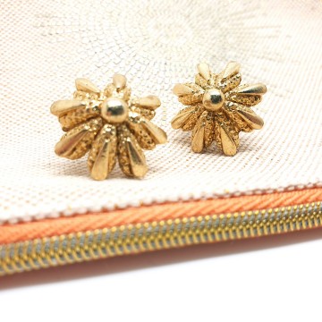 West - goldtone flower earrings - Bliinkt