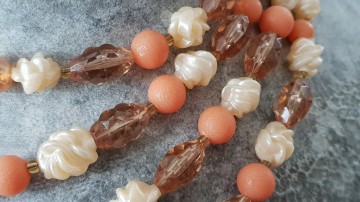 Western Germany ketting van plastic kralen sinaasappelachtig oranje parelmoer en amberkleurige strass close-up