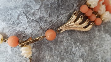 Western Germany ketting van plastic kralen sinaasappelachtig oranje parelmoer en amberkleurige strass detail