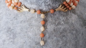 Western Germany ketting van plastic kralen sinaasappelachtig oranje parelmoer en amberkleurige strass slotje