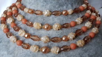 Western Germany ketting van plastic kralen sinaasappelachtig oranje parelmoer en amberkleurige strass