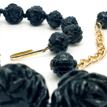 Western Germany - black plastic rose necklace - Bliinkt