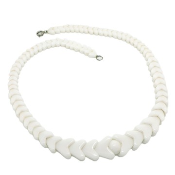 Short white glass 'hearts' necklace - Bliinkt
