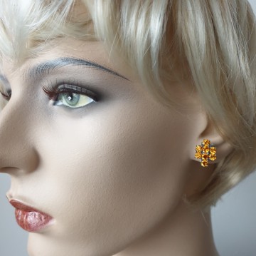 Zilverkleurige clipoorbellen met barnsteenkleurige strass