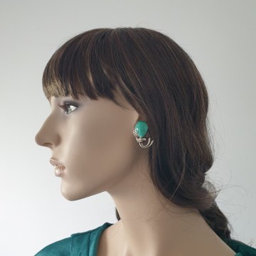 Silvertone earrings with turquoise teardrop shaped stone - Bliinkt