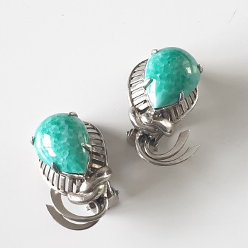 Silvertone earrings with turquoise teardrop shaped stone - Bliinkt