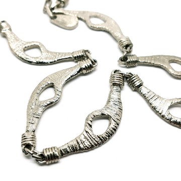 Zilverkleurige korte ketting met geborstelde maanvormige schakels close up