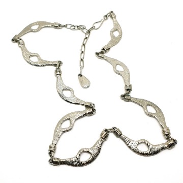 Zilverkleurige korte ketting met geborstelde maanvormige schakels