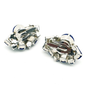 Zilverkleurige oorbellen met koningsblauwe cabochons