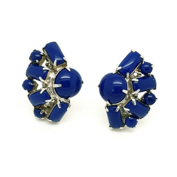 Zilverkleurige oorbellen met koningsblauwe cabochons