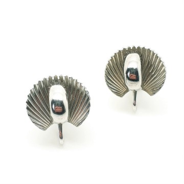 Zilverkleurige schelpvormige oorbellen met schroefsluiting 2