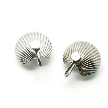 Zilverkleurige schelpvormige oorbellen met schroefsluiting