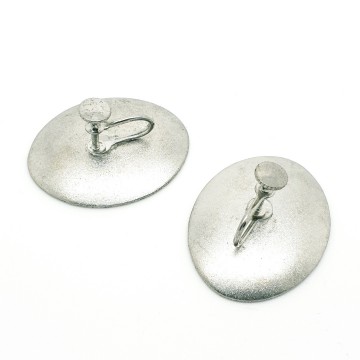 Zilverkleurige wit met rood emaille oorbellen met schroefsluiting achter