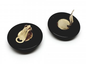 Zwarte ronde plastic oorbellen met in het midden een rode strasssteen