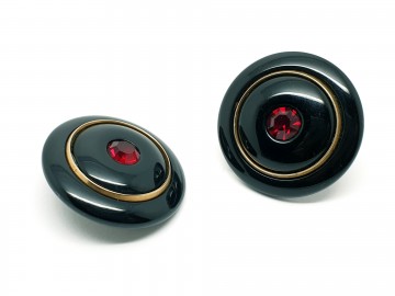 Zwarte ronde plastic oorbellen met in het midden een rode strasssteen