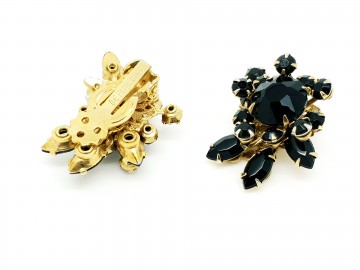 Beaujewels goudkleurige set van broche en oorbellen met veel zwarte steentjes en filigrain achterkant oorbellen voor en achter